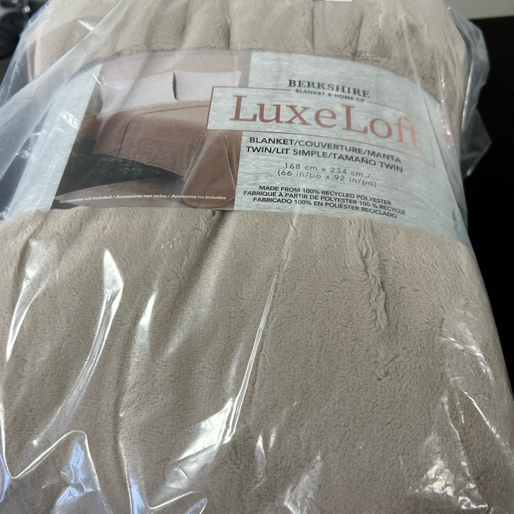 Berkshire LuxeLoft Blanket - Cream
